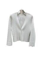 Cardigan with 4 prefix and one button