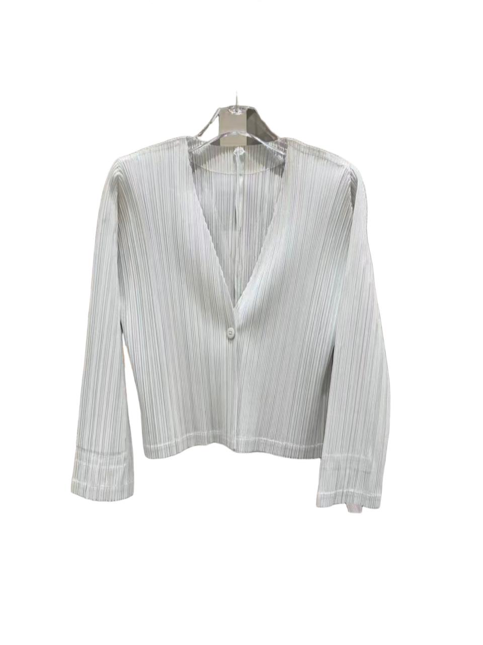 微信图片_20260121134958_203_94(1) Cardigan with 4 prefix and one button - Image 1